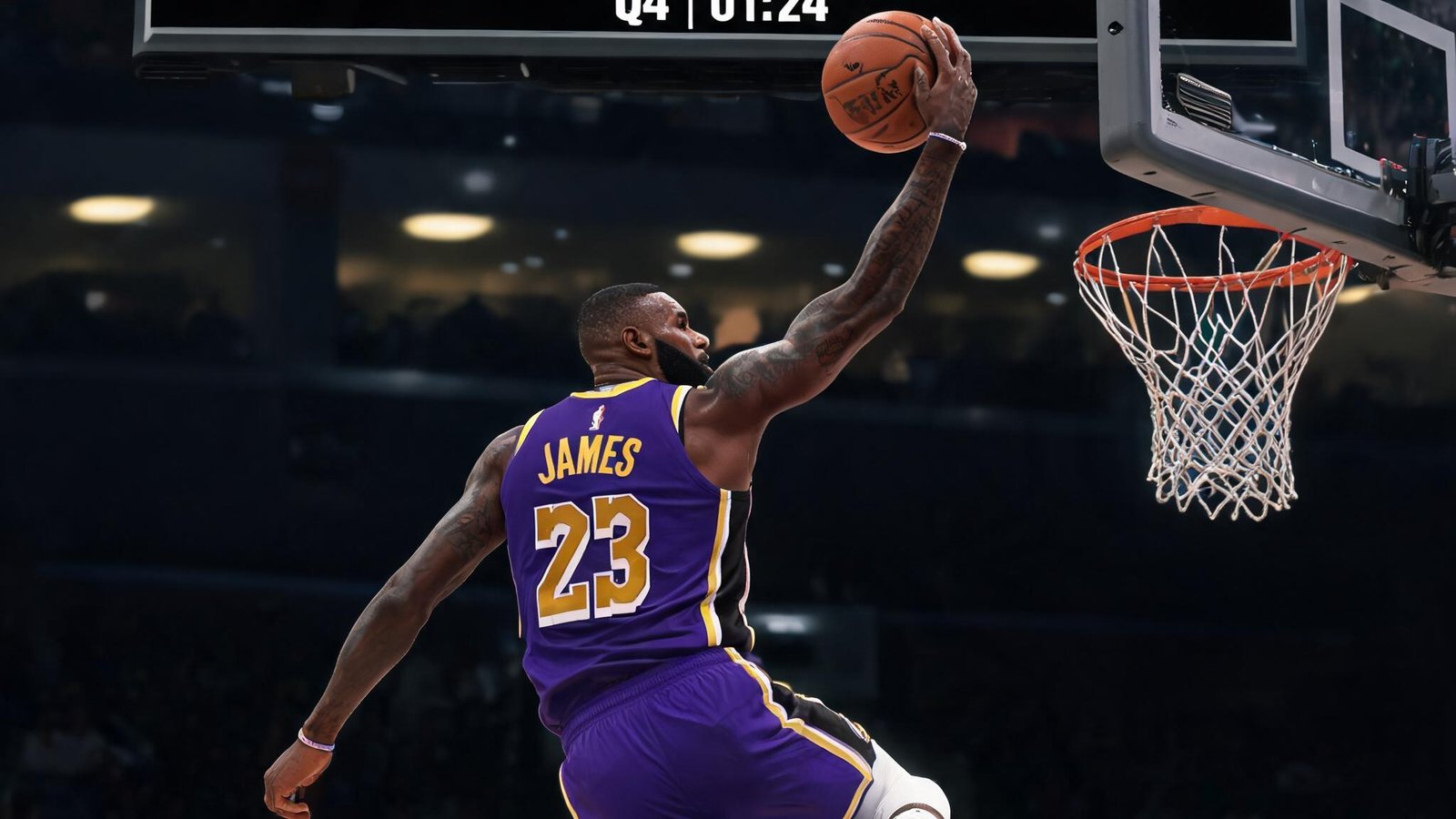 NBA精彩扣篮瞬间，球员飞跃空中，背景实时显示得分、篮板等数据